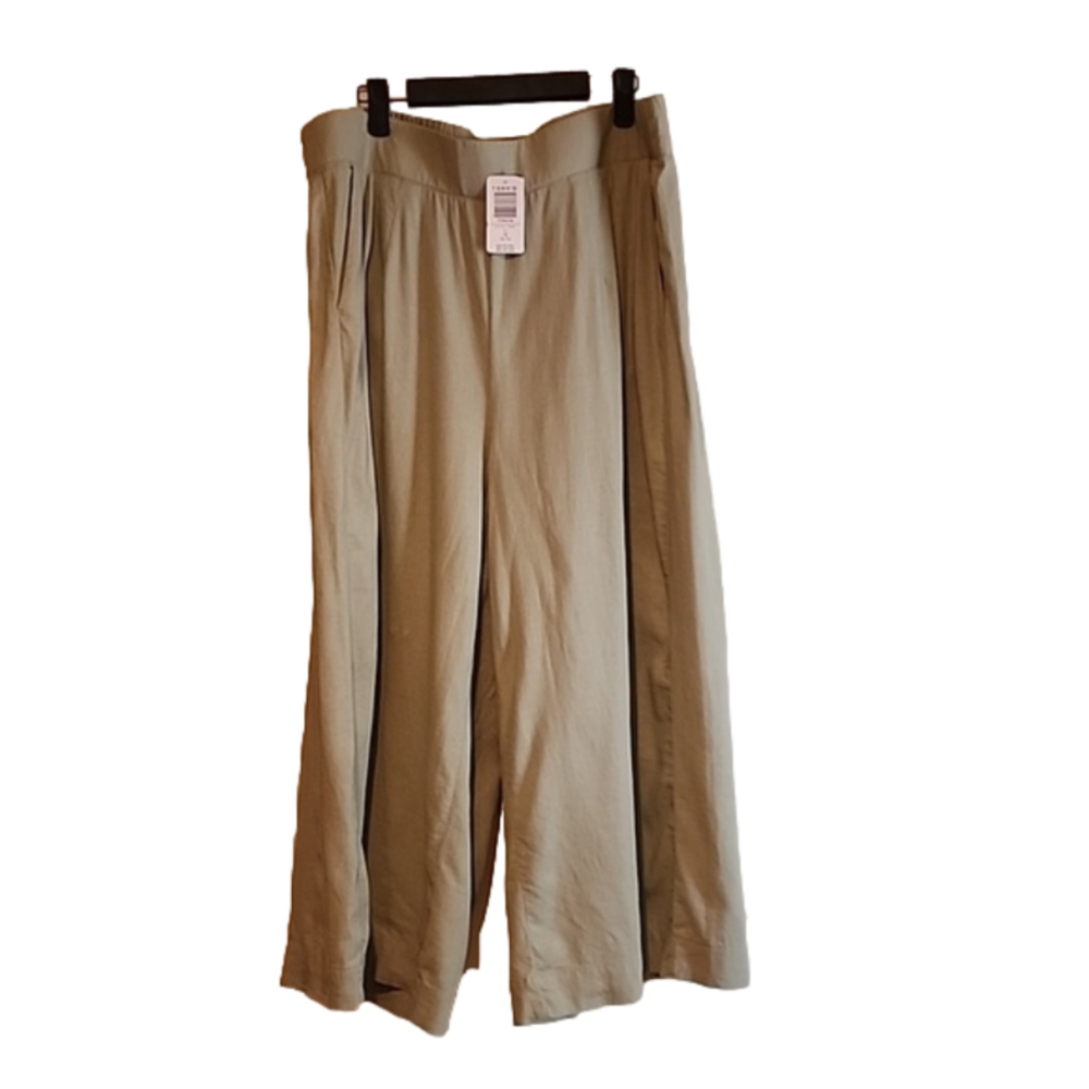 NWT Torrid  cropped pants